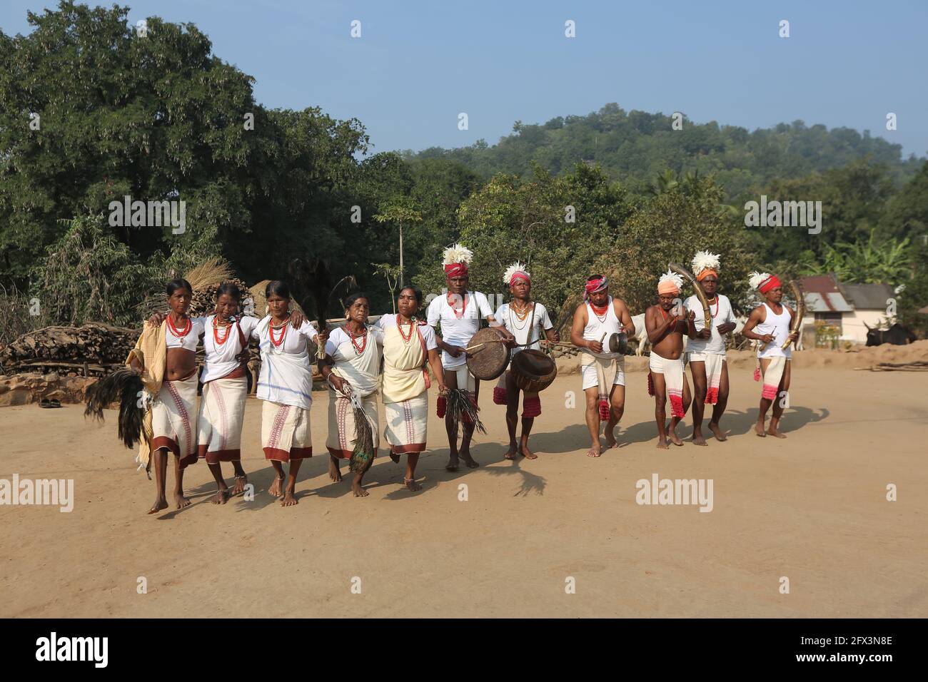 LANJIA SAORA TRIBU - danse de groupe traditionnelle. Danseurs de sexe masculin avec des linges et des têtes décorés de plumes de volaille blanche jouant des tambours, gagerai, trète Banque D'Images
