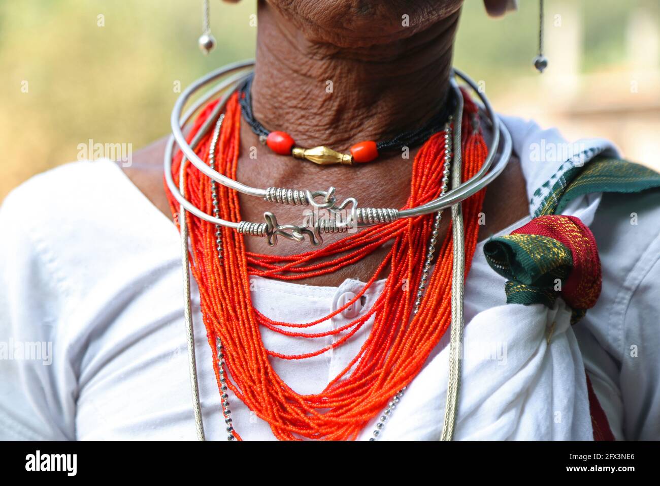 LANJIA SAORA TRIBE - gros plan de Jatong bijoux et perles collier . Village de Gunpur, Odisha, Inde. Banque D'Images