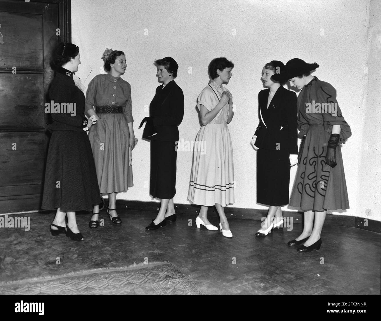 Défilé de mode par étudiante féminine. Access 2 mop Toilette Pronk, tapis de velours côtelé jaune avec franges en laine, 12 mars 1953, défilés de mode, toilettes, Pays-Bas, Agence de presse du XXe siècle photo, nouvelles à retenir, documentaire, photographie historique 1945-1990, histoires visuelles, L'histoire humaine du XXe siècle, immortaliser des moments dans le temps Banque D'Images