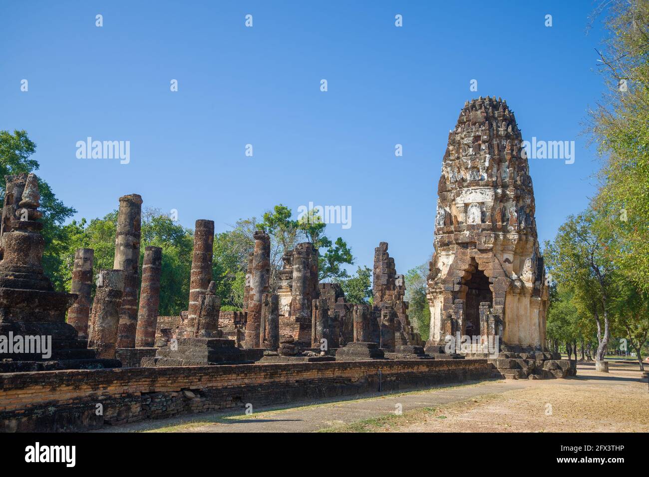 Prang khmer sur les ruines de l'ancien temple bouddhiste Wat Phra Pai Luang. Parc historique de Sukhothai, Thaïlande Banque D'Images