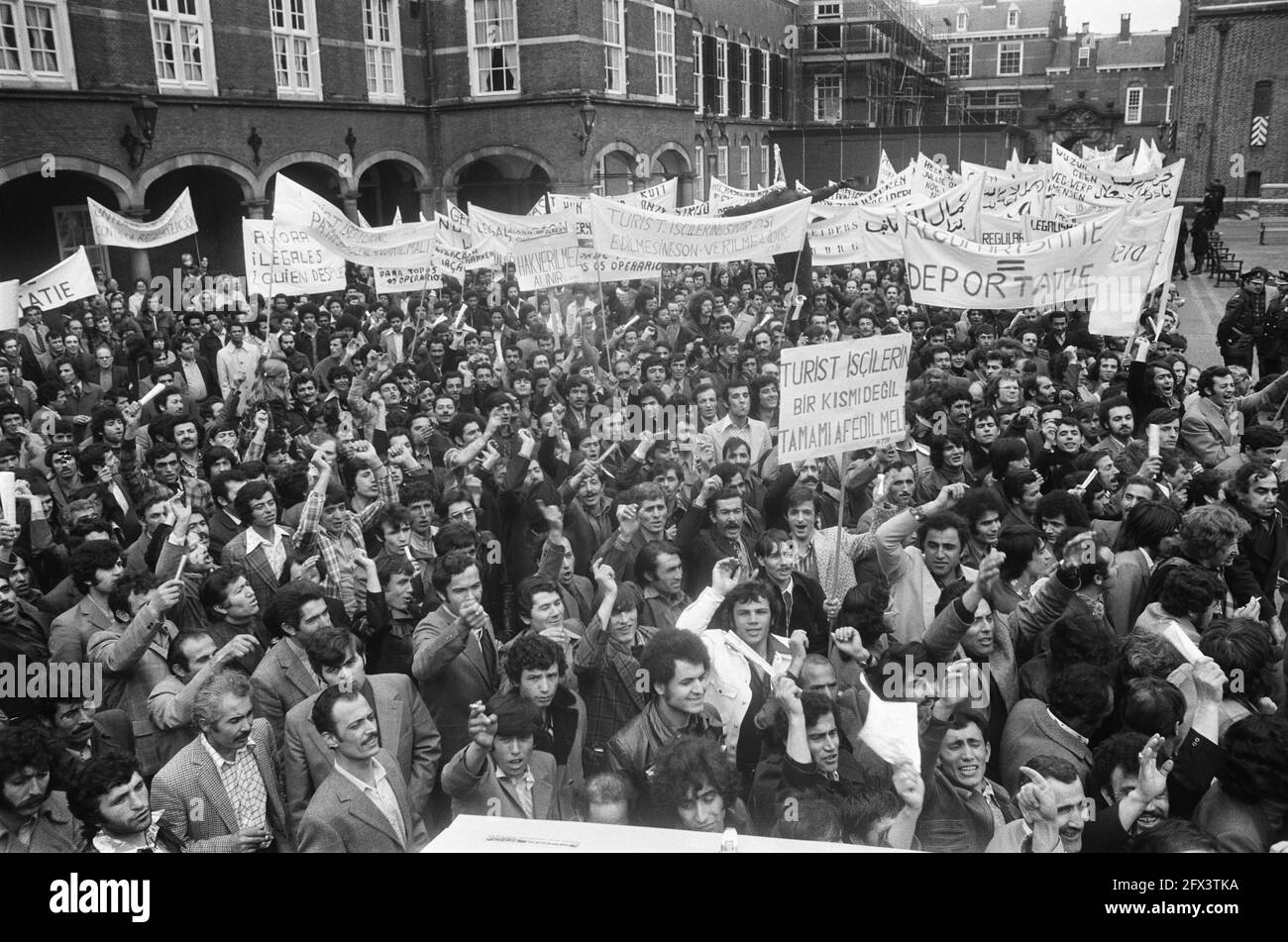 manifestations, bannières, légalisation, travailleurs, étrangers, Illegal, 26 avril 1975, étrangers, manifestations, Illégaux, légalisation, bannières, travailleurs, pays-Bas, agence de presse du xxe siècle photo, nouvelles à retenir, documentaire, photographie historique 1945-1990, histoires visuelles, L'histoire humaine du XXe siècle, immortaliser des moments dans le temps Banque D'Images