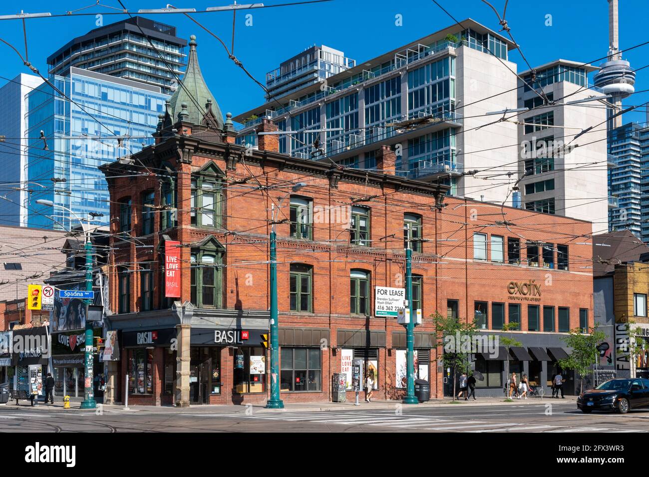 Édifice colonial patrimonial situé à l'angle de la rue Spadina et de la rue Queen Ouest, dans le quartier du centre-ville de Toronto, au Canada. Architecture urbaine suite Banque D'Images
