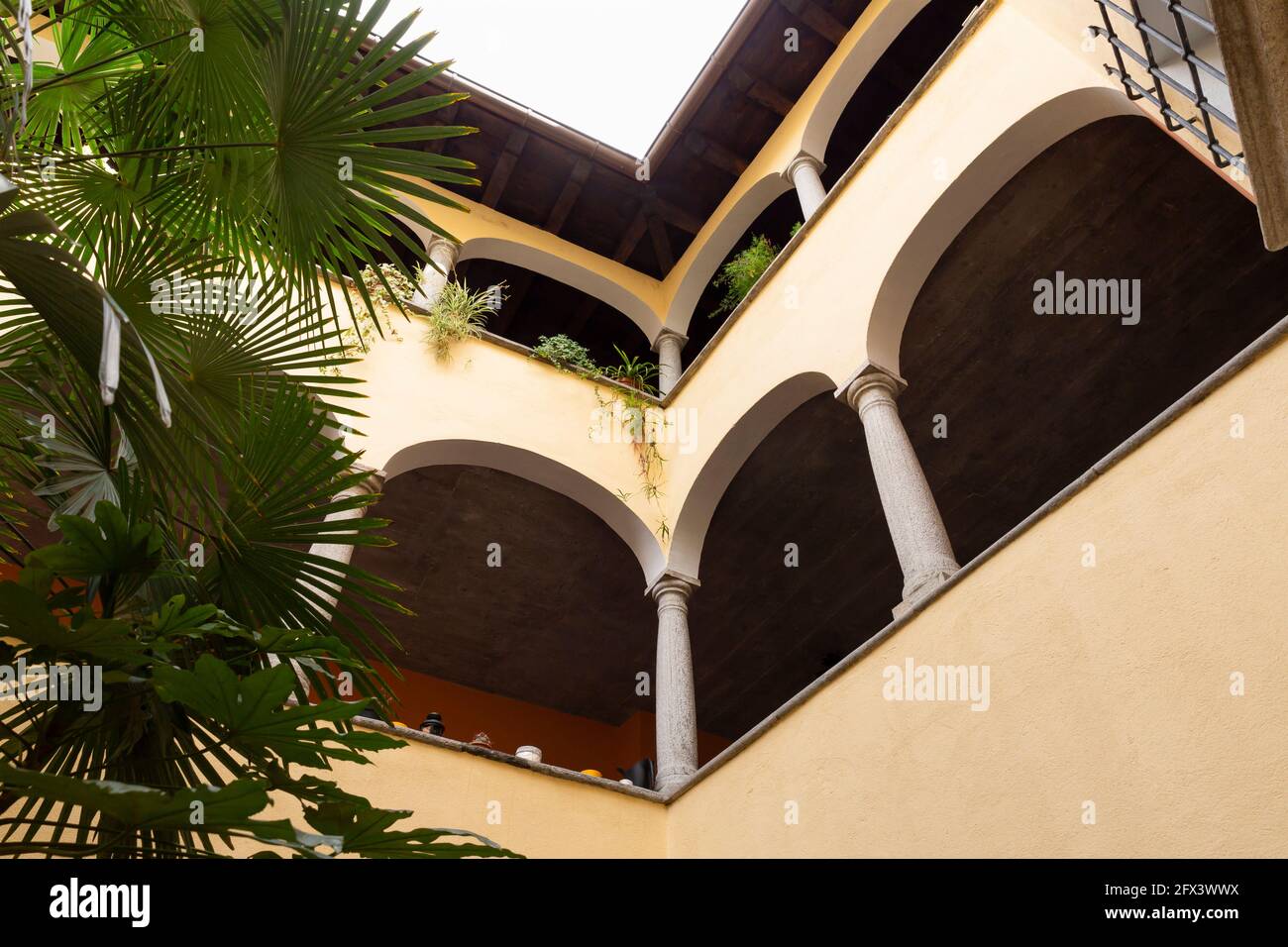 Suisse, Locarno, 31 août 20. Vue de dessous sur les balcons avec colonnes Banque D'Images