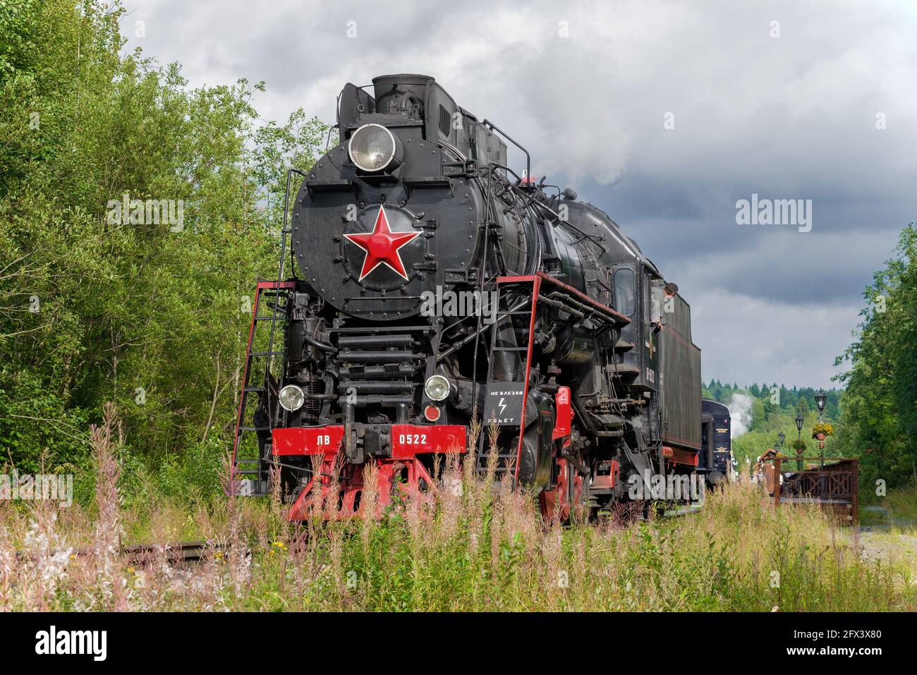 RUSKEALA, RUSSIE - 15 AOÛT 2020 : fixation de l'ancienne locomotive à vapeur LV-0522 au train rétro touristique 'Ruskeala Express' sur la montagne Ruskeala Banque D'Images