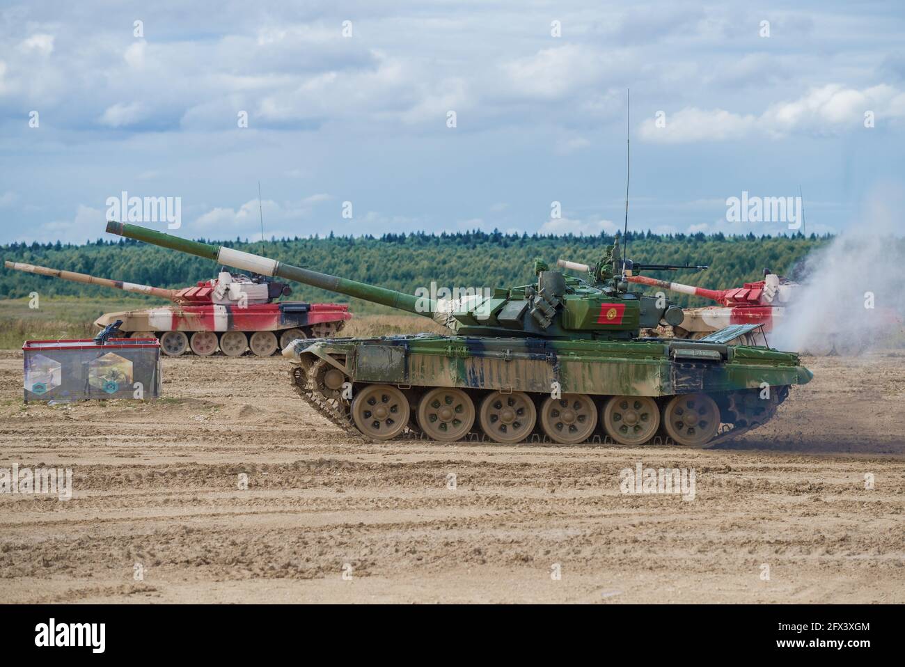 ALABINO, RUSSIE - 27 AOÛT 2020 : le réservoir vert T-72B3 de l'équipe kirghize se produit au biathlon. Jeux internationaux de l'armée Banque D'Images