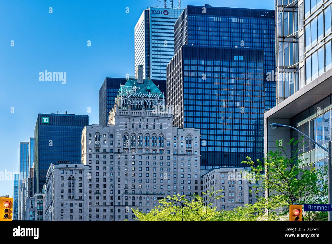 Contraste architectural de l'hôtel Fairmont Royal York et des gratte-ciels du quartier financier de Toronto, au Canada. Banque D'Images