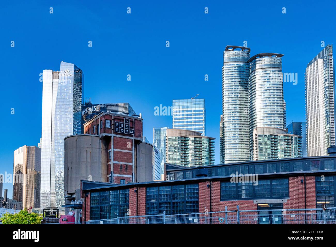 Contraste architectural de l'édifice Roundhouse et des gratte-ciels modernes dans le quartier du centre-ville de Toronto, au Canada Banque D'Images