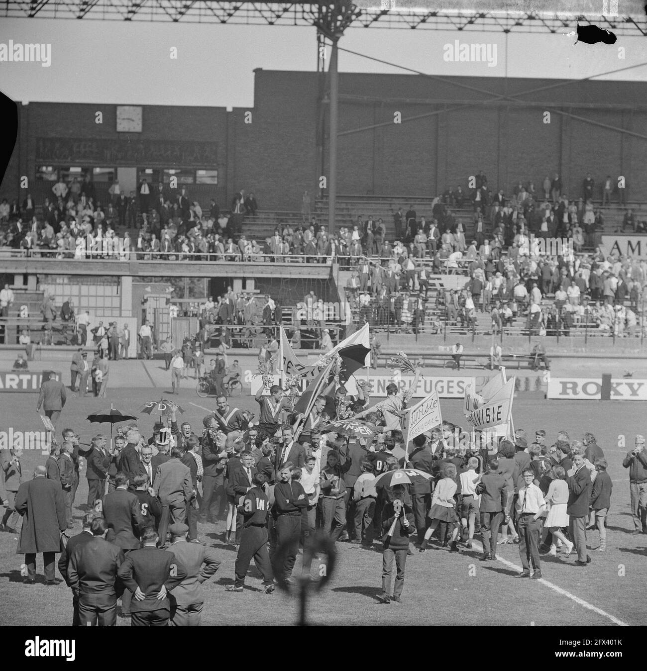 DWS dans l'Eredivisie par victoire sur RBC de 5-0. Hommage aux joueurs de la DWS, 3 juin 1963, honneurs, sports, Football, pays-Bas, Agence de presse du XXe siècle photo, nouvelles à retenir, documentaire, photographie historique 1945-1990, histoires visuelles, L'histoire humaine du XXe siècle, immortaliser des moments dans le temps Banque D'Images