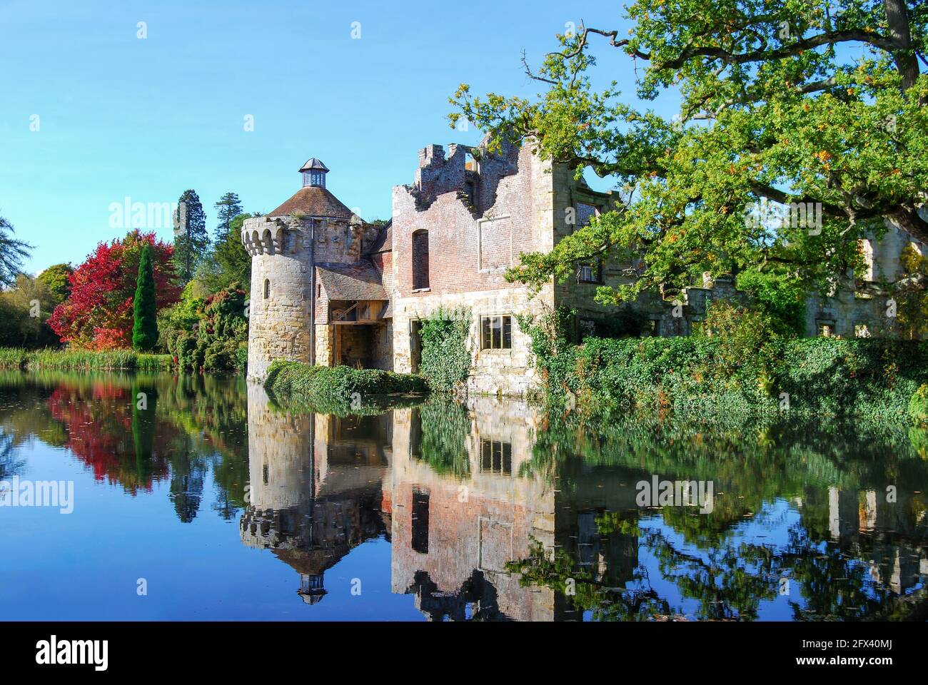 Château de Scotney et jardins médiévaux, Lamberhurst, Kent, Angleterre Royaume-Uni Banque D'Images