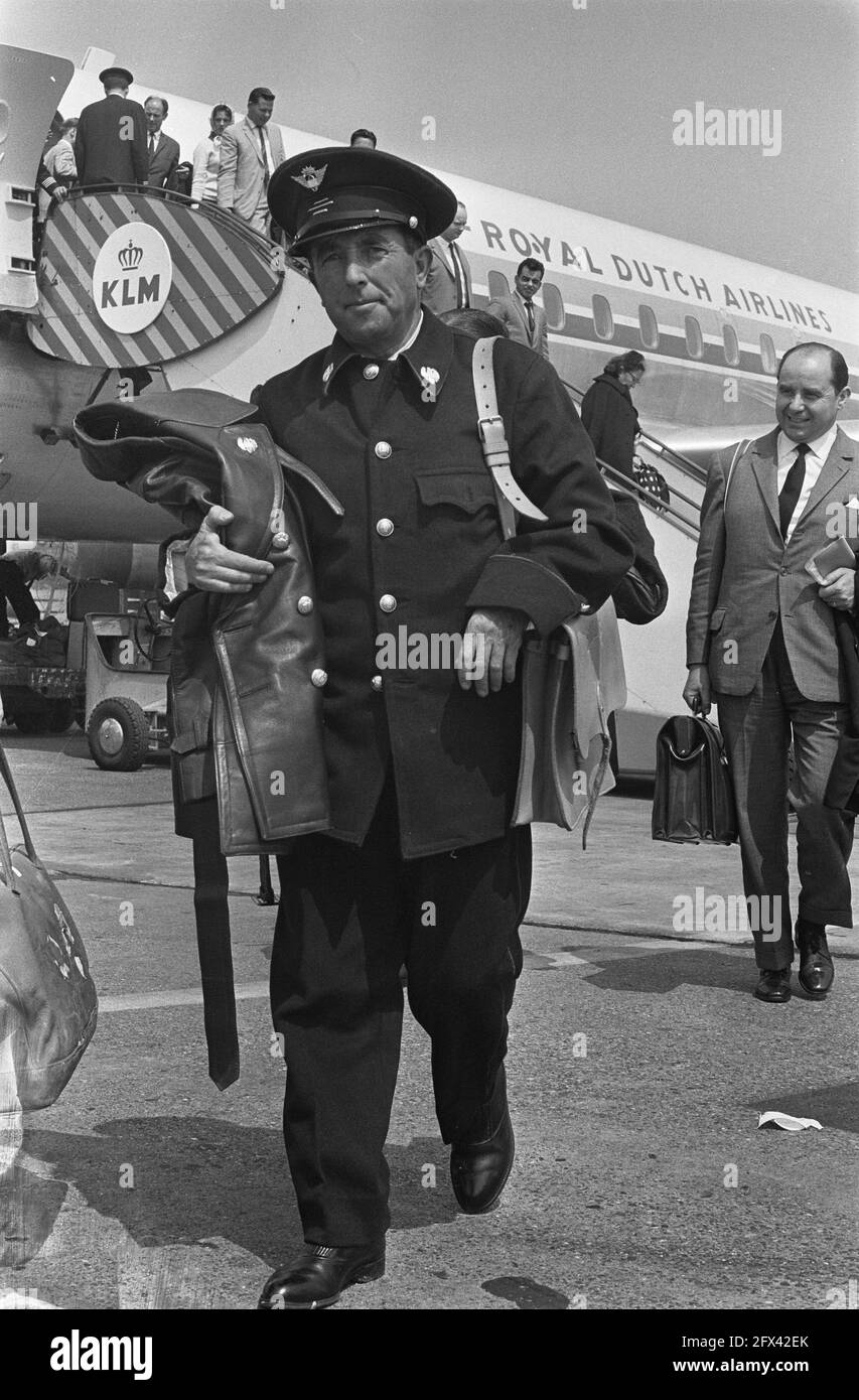 Postman apporte le courrier à 14,516 km de Madrid à Toki le transporteur de lettres à l'arrivée à l'aéroport de Schiphol, 7 juin 1963, POSTBODES, arrivées, Pays-Bas, Agence de presse du XXe siècle photo, nouvelles à retenir, documentaire, photographie historique 1945-1990, histoires visuelles, L'histoire humaine du XXe siècle, immortaliser des moments dans le temps Banque D'Images