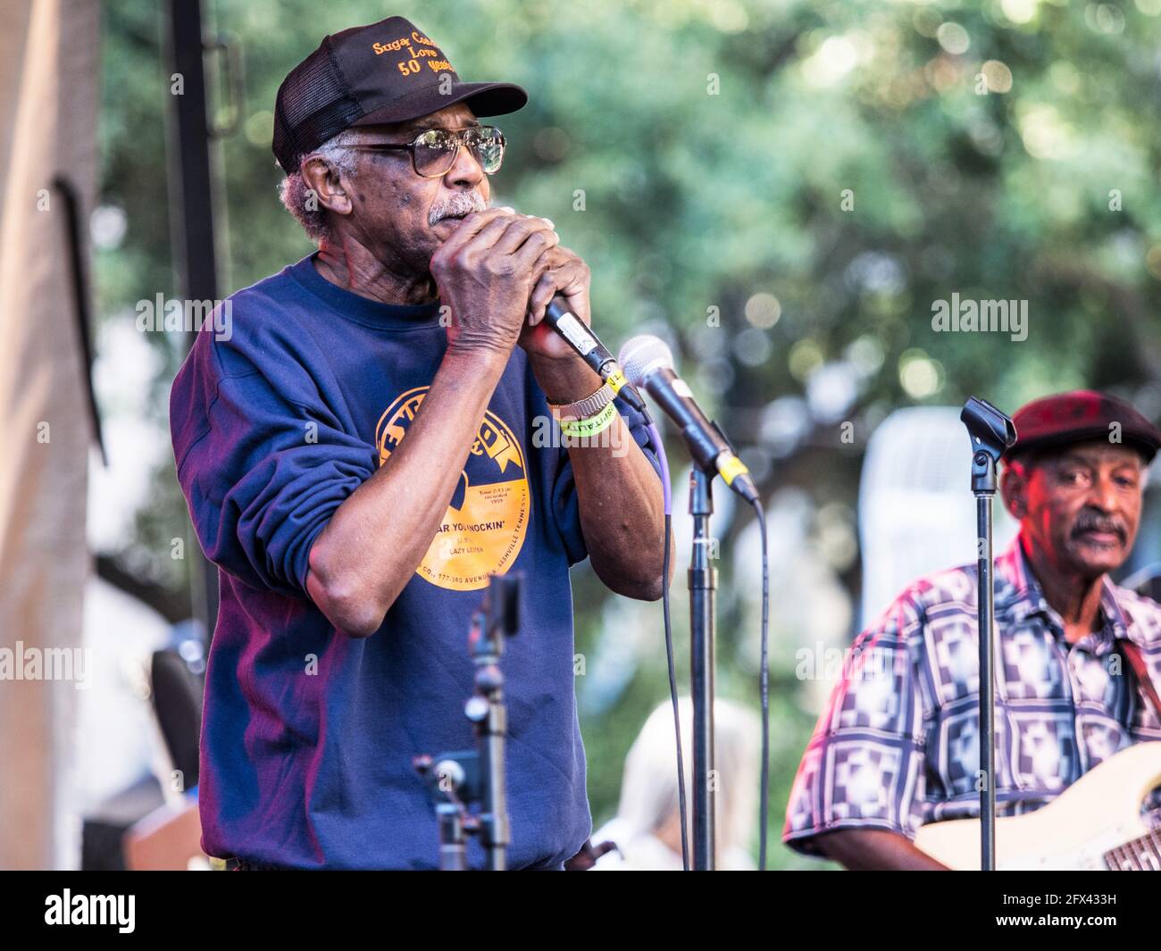 Paresseux Lester chante et joue de l'harmonica au Crescent City Blues Et le Festival du barbecue en 2015 Banque D'Images