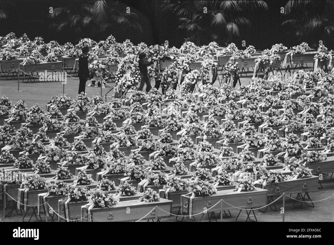 Les cercueils des victimes de catastrophes, 6 avril 1977, mémoriaux, catastrophes, Victimes, accidents d'avion, pays-Bas, Agence de presse du XXe siècle photo, nouvelles à retenir, documentaire, photographie historique 1945-1990, histoires visuelles, L'histoire humaine du XXe siècle, immortaliser des moments dans le temps Banque D'Images