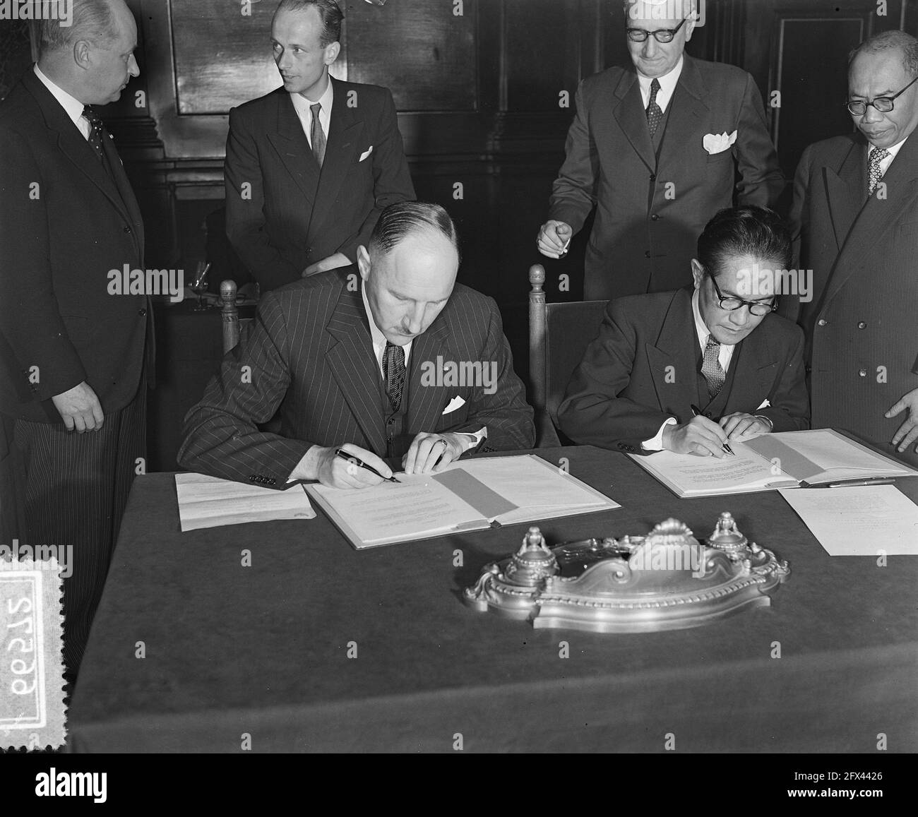 Le ministre des Affaires étrangères, Joseph LUNs, et son homologue indonésien Sunarjo signent dans la salle Lairesse du Binnenhof l'accord mettant fin à l'Union, et avec lui le lien spécial entre les pays-Bas et l'Indonésie, le 10 août 1954, ministres, signatures, Traités, pays-Bas, Agence de presse du XXe siècle photo, nouvelles à retenir, documentaire, photographie historique 1945-1990, histoires visuelles, L'histoire humaine du XXe siècle, immortaliser des moments dans le temps Banque D'Images