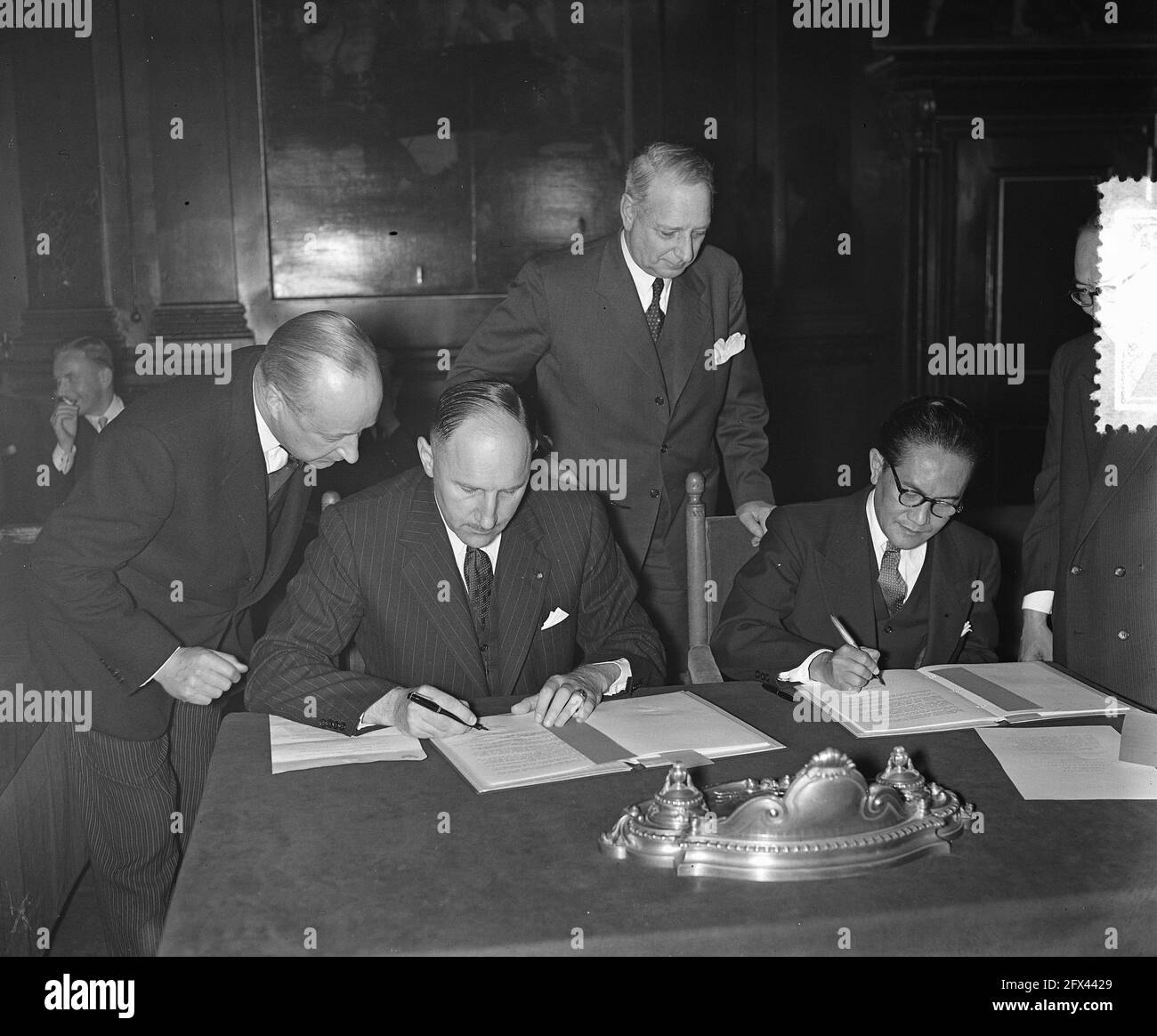 Le ministre des Affaires étrangères, Joseph LUNs, et son homologue indonésien Sunarjo signent dans la salle Lairesse du Binnenhof l'accord mettant fin à l'Union, et avec lui le lien spécial entre les pays-Bas et l'Indonésie, le 10 août 1954, ministres, signatures, Traités, pays-Bas, Agence de presse du XXe siècle photo, nouvelles à retenir, documentaire, photographie historique 1945-1990, histoires visuelles, L'histoire humaine du XXe siècle, immortaliser des moments dans le temps Banque D'Images