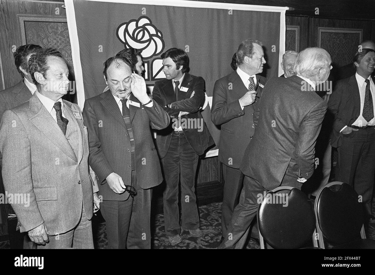 Le dirigeant social-démocrate néerlandais Joop den Uyl vérifie avec son  collègue allemand Willy Brandt pour voir où les autres participants à la  conférence sont restés pour la photo d'état, 16 avril 1977,