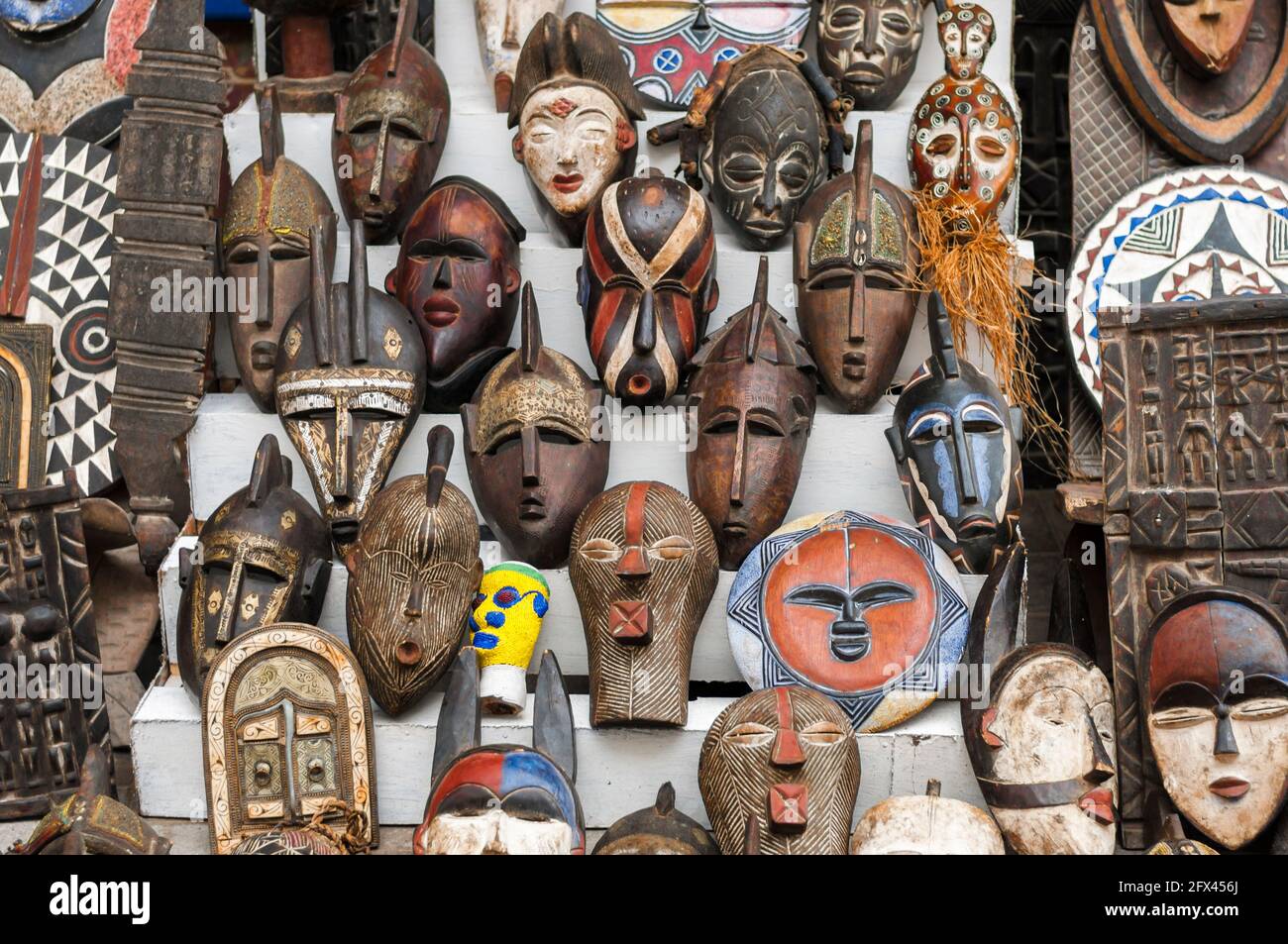 Divers masques africains sur un bazar au Maroc, en Afrique. Banque D'Images