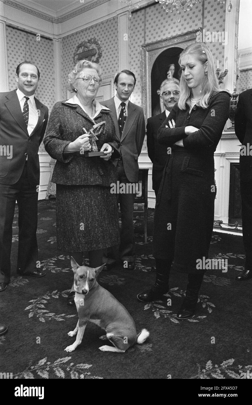 100 000e membre Association pour la protection des animaux, Mme Van de Wiel (r) avec la Reine, 10 novembre 1977, ANIMAUX, reines, Associations, pays-Bas, Agence de presse du XXe siècle photo, nouvelles à retenir, documentaire, photographie historique 1945-1990, histoires visuelles, L'histoire humaine du XXe siècle, immortaliser des moments dans le temps Banque D'Images