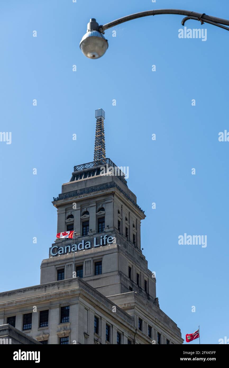 L'édifice Canada-vie encadré d'une lampe électrique de la ville pendant une journée d'été dans le ciel bleu à Toronto, au Canada Banque D'Images
