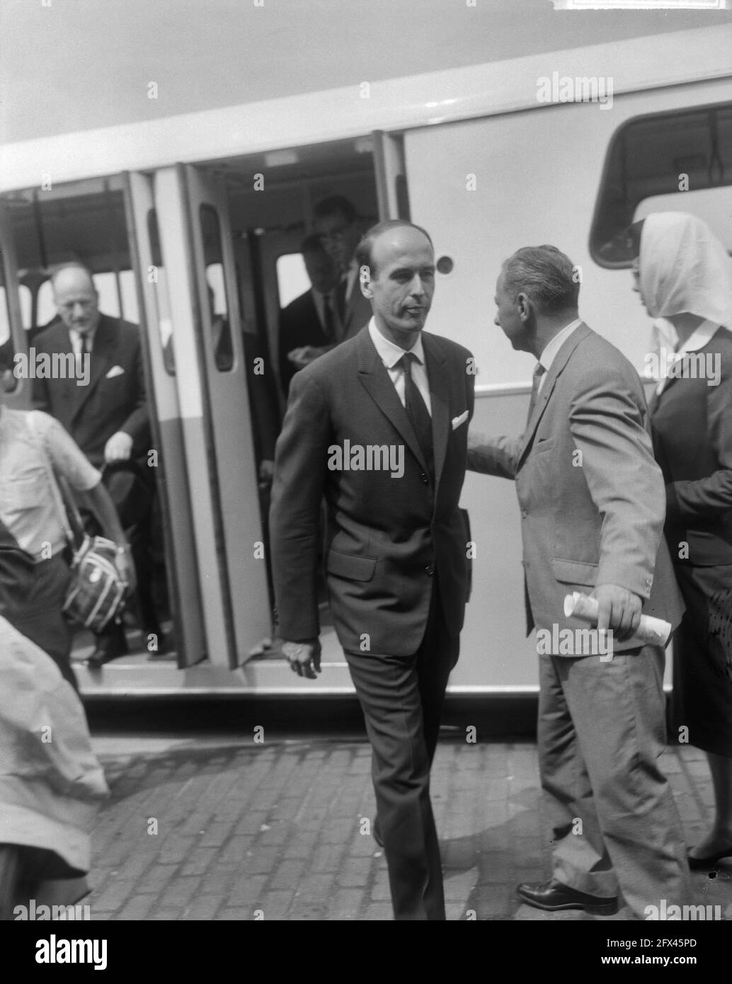 Arrivée du ministre français des Finances, Giscard dEstaing à l'aéroport de Schiphol, 20 juillet 1964, arrivées, pays-Bas, agence de presse du xxe siècle photo, nouvelles à retenir, documentaire, photographie historique 1945-1990, histoires visuelles, L'histoire humaine du XXe siècle, immortaliser des moments dans le temps Banque D'Images