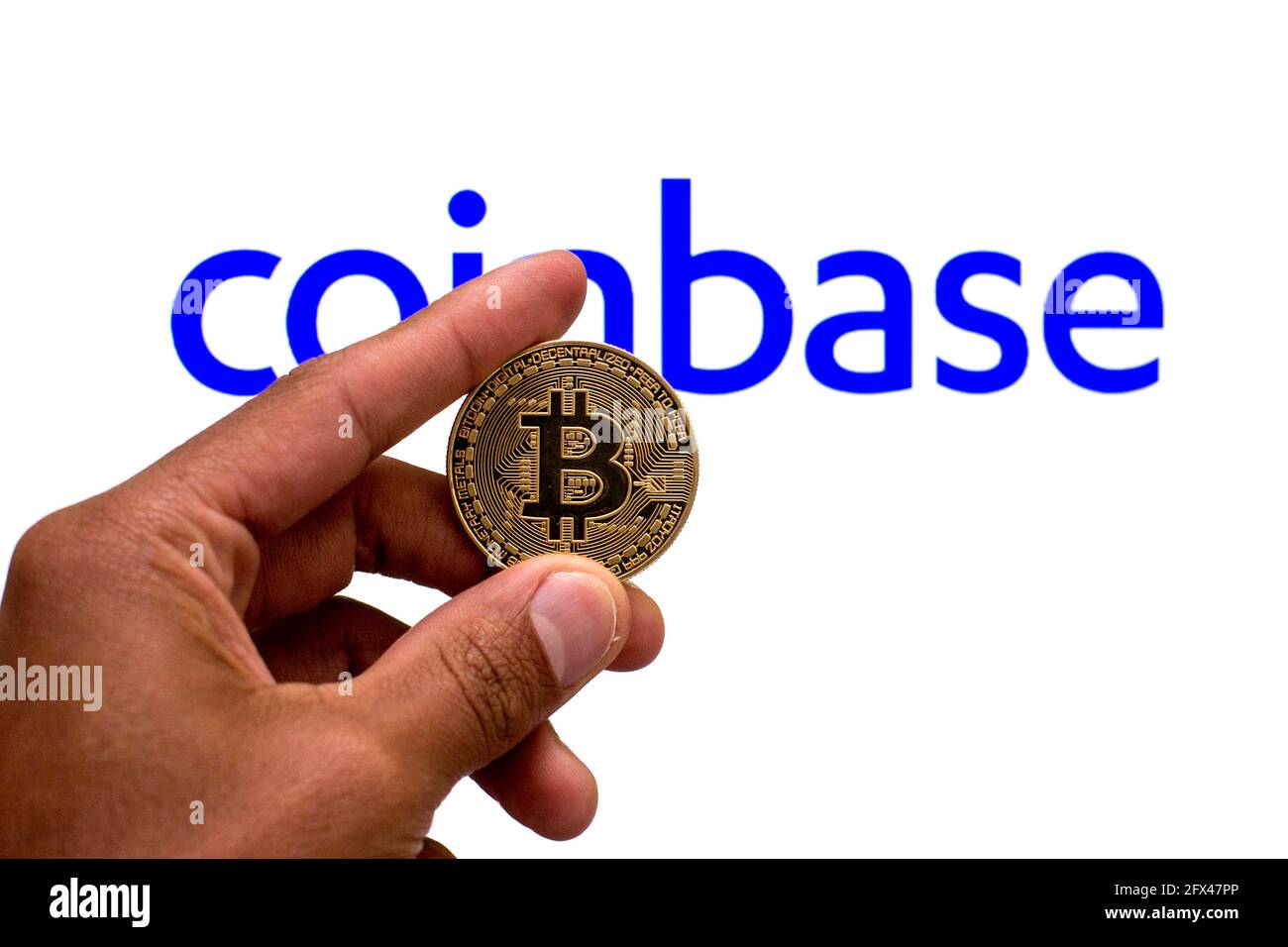 Barcelone, Catalogne, Espagne. 25 mai 2021. Dans cette illustration, un Bitcoin est vu avec le logo Coinbase en arrière-plan. Credit: Thiago Prudencio/DAX/ZUMA Wire/Alay Live News Banque D'Images