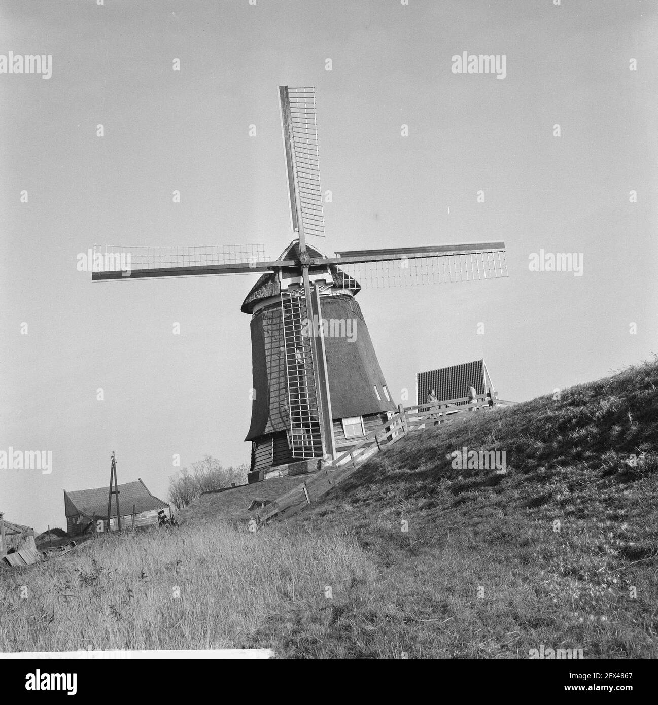 Le moulin à potter Veenhuizer à Heerhugowaard; Mme Kleimeer, miller, discutant avec un voisin, 14 décembre 1965, Mills, pays-Bas, agence de presse du xxe siècle photo, nouvelles à retenir, documentaire, photographie historique 1945-1990, histoires visuelles, L'histoire humaine du XXe siècle, immortaliser des moments dans le temps Banque D'Images