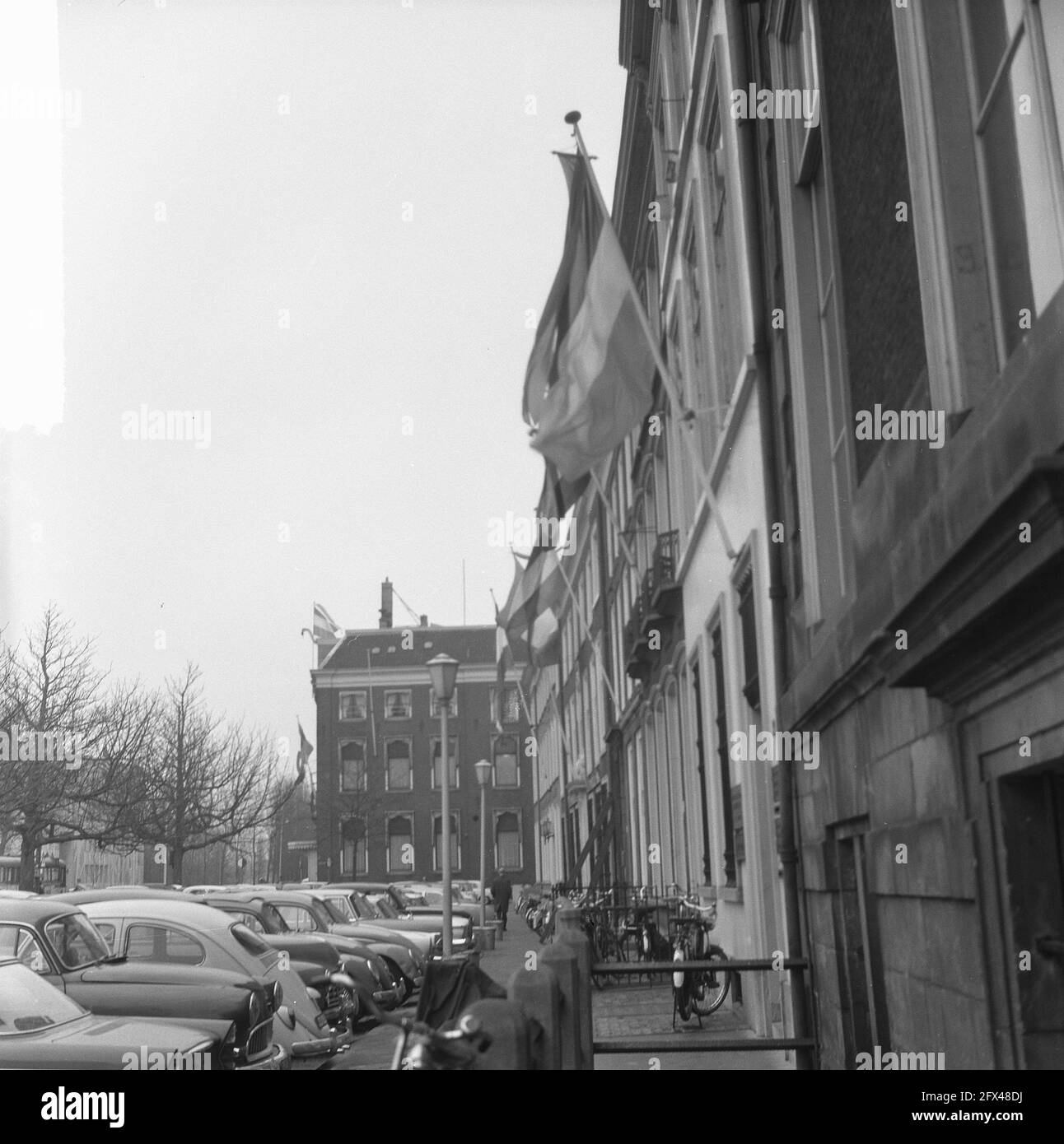 Drapeaux à Rotterdam de tous les bâtiments publics oo drapeau espagnol et français, 12 février 1964, BÂTIMENTS, DRAPEAUX, Princesses, engagements, pays-Bas, Agence de presse du XXe siècle photo, news to remember, documentaire, photographie historique 1945-1990, histoires visuelles, L'histoire humaine du XXe siècle, immortaliser des moments dans le temps Banque D'Images