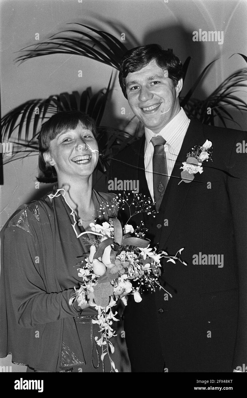 Le joueur de water-polo ton Buunk est marié à Vera Renema, 14 décembre 1979, fleurs, marié, Mariée, mariages, water polo, pays-Bas, agence de presse du XXe siècle photo, news to remember, documentaire, photographie historique 1945-1990, histoires visuelles, L'histoire humaine du XXe siècle, immortaliser des moments dans le temps Banque D'Images