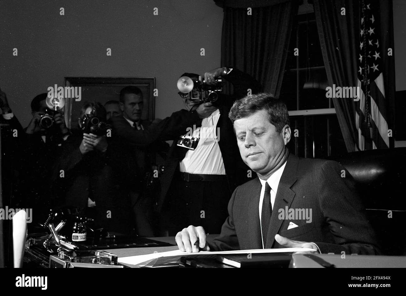 23 octobre 1962 Proclamation signant, interdiction de la livraison de missiles offensifs à Cuba, 7 h 05. [Taches blanches sur les négatifs.] Veuillez indiquer « Cecil Stoughton ». Photos de la Maison Blanche. John F. Kennedy Presidential Library and Museum, Boston.' Banque D'Images