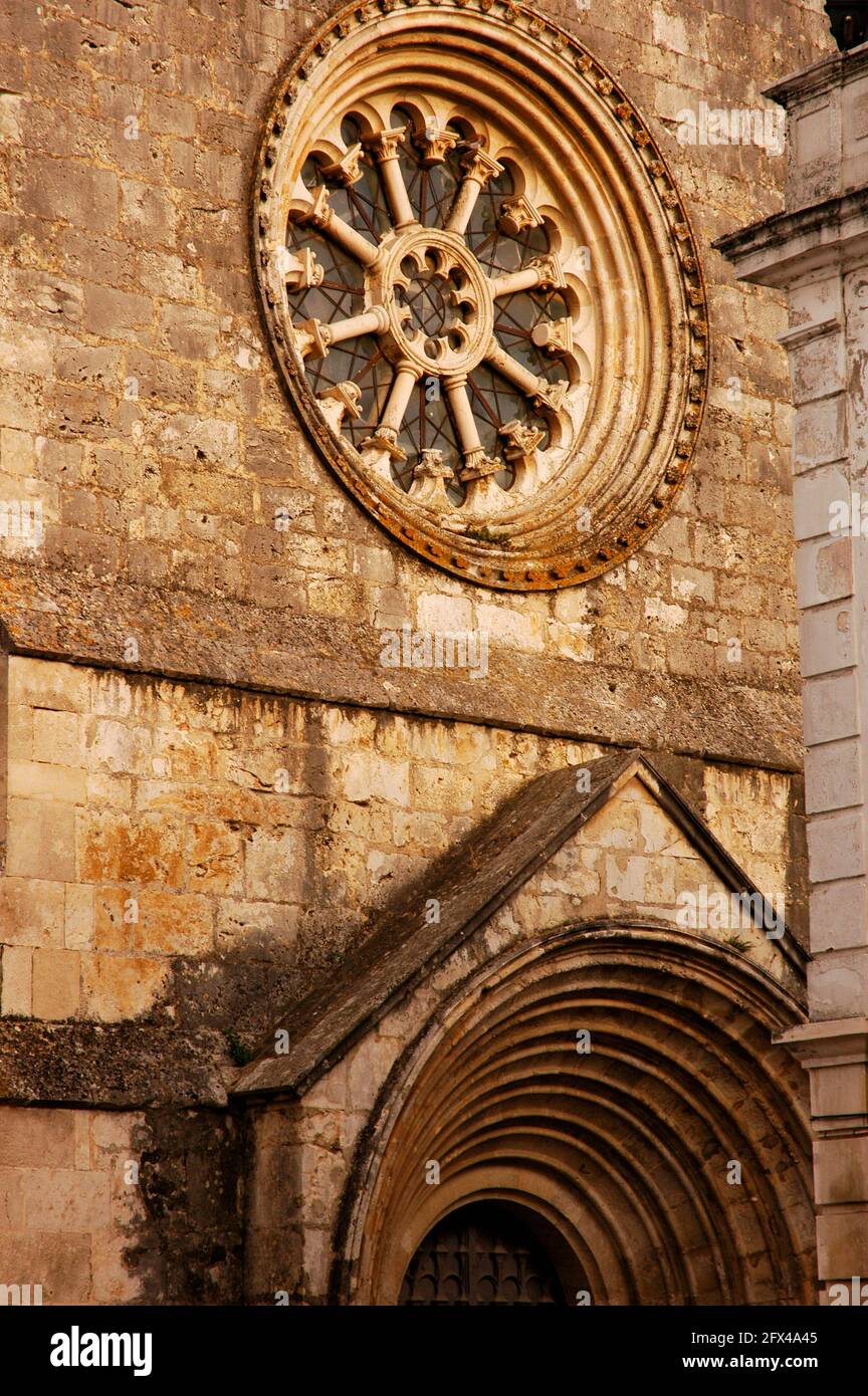 Portugal, Santarém. Église de Sao Joao de Alporao. xiie-xiiie siècles. Styles roman et gothique. Détail architectural de la façade, avec la fenêtre rose qui illumine la nef unique intérieure, l'emplacement du musée archéologique. District de Santarem. Banque D'Images