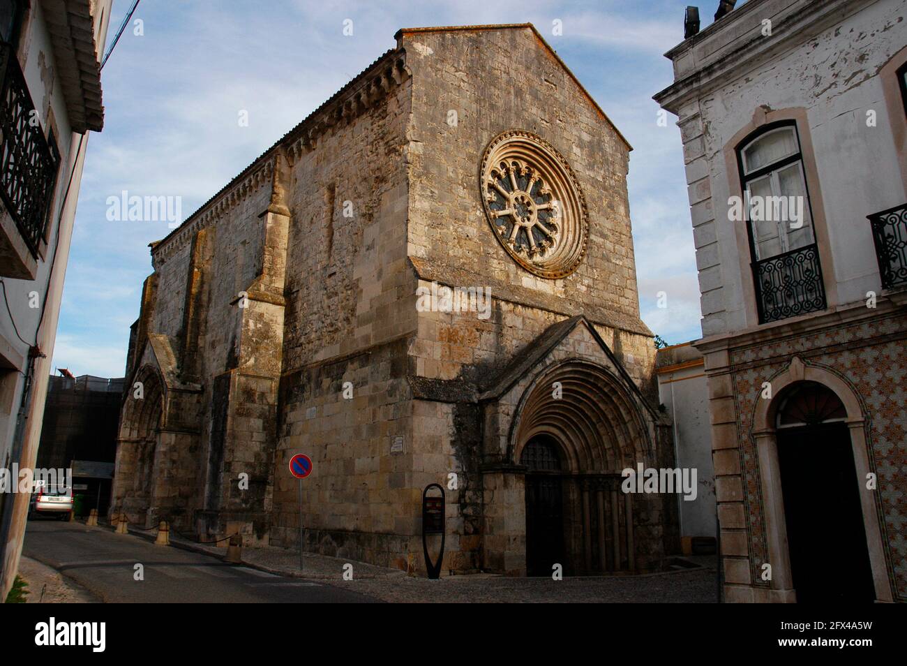Portugal, Santarém. Église de Sao Joao de Alporao. xiie-xiiie siècles. Styles roman et gothique. Vue générale du temple, converti en musée archéologique. Banque D'Images