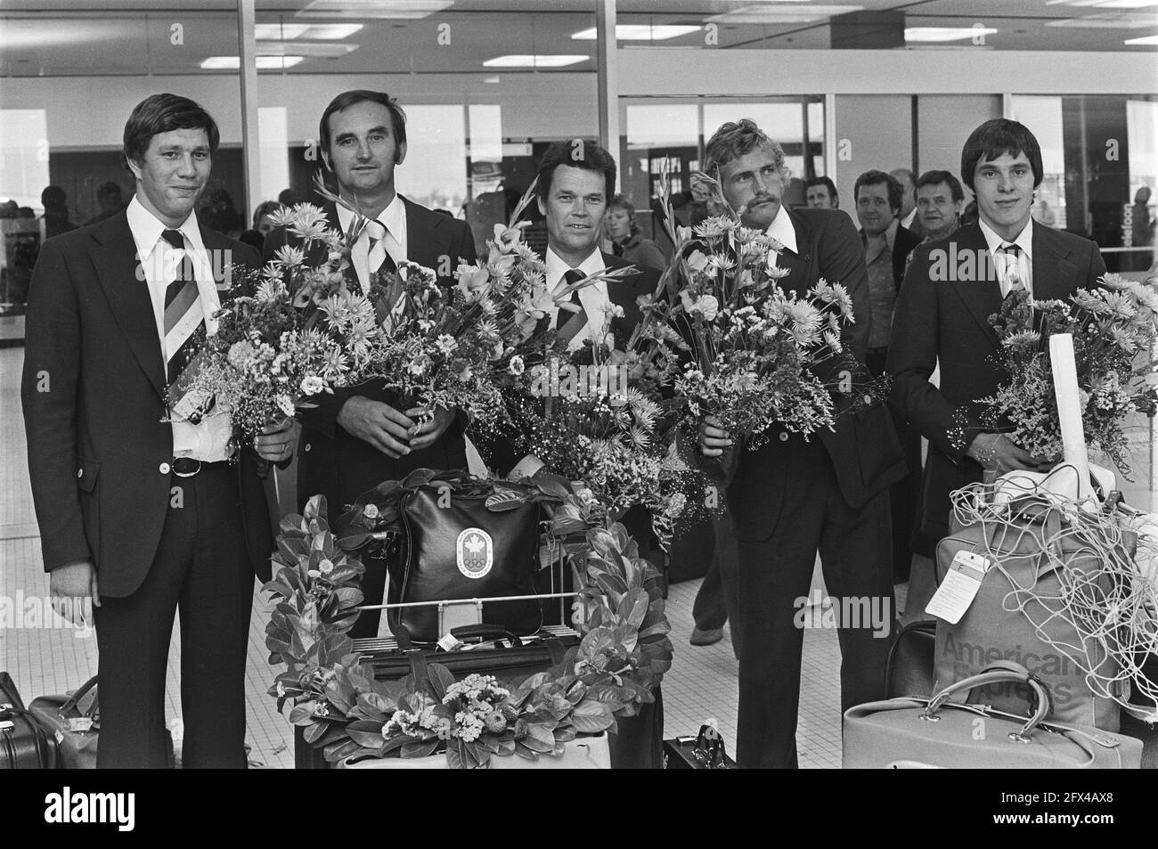 Partie de l'équipe de water-polo de retour de Montréal, de gauche à droite: Buunk, Trambic, Smits et gardien de but de secours Boegschoten en fleurs, 30 juillet 1976, WATER-POLO, pays-Bas, agence de presse du xxe siècle photo, nouvelles à retenir, documentaire, photographie historique 1945-1990, histoires visuelles, L'histoire humaine du XXe siècle, immortaliser des moments dans le temps Banque D'Images