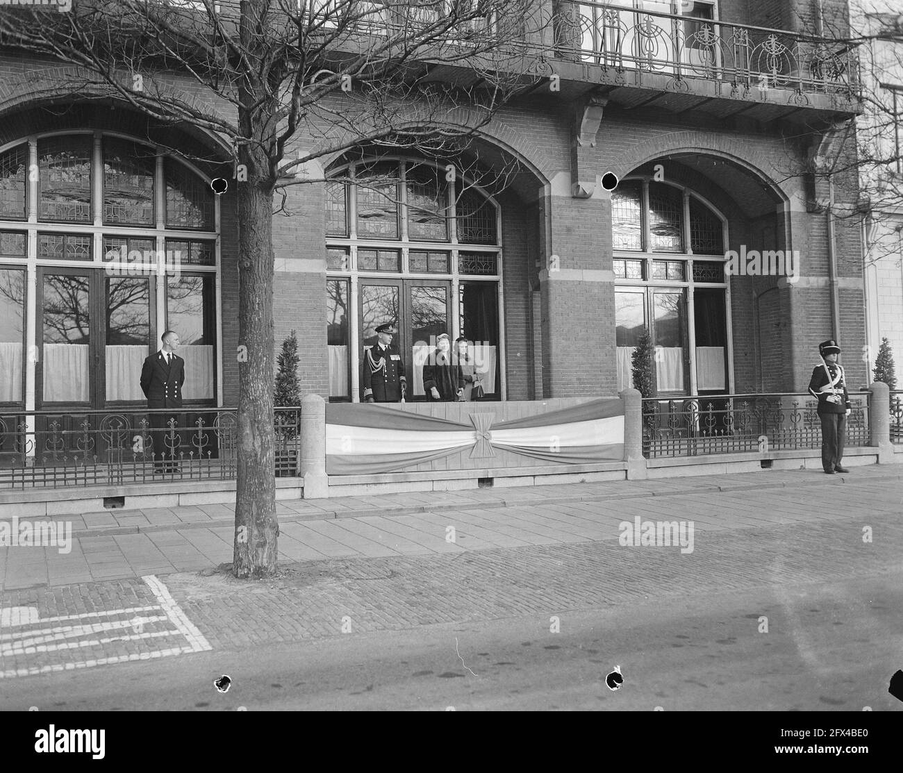 Defile midshipmen for Princess Beatrix at the Royal Naval Institute in Den Helder, 15 décembre 1956, defiles, maison royale, marine, militaire, princesses, pays-Bas, agence de presse du XXe siècle photo, news to remember, documentaire, photographie historique 1945-1990, histoires visuelles, L'histoire humaine du XXe siècle, immortaliser des moments dans le temps Banque D'Images