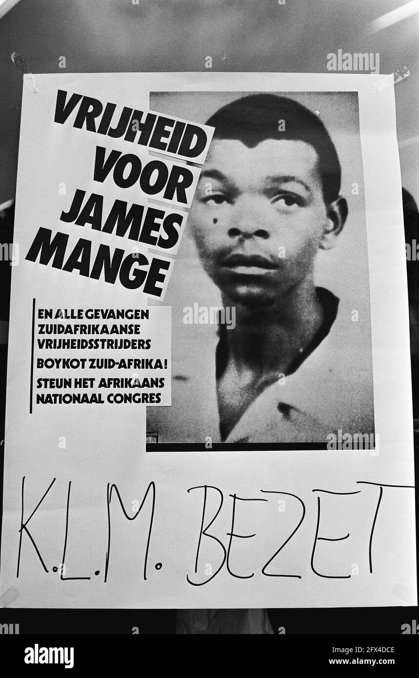 Libération de démon en Afrique du Sud condamnée à mort. Jannes Mange et occupé. KLM bureau pour boycott Afrique du Sud, portrait d'affiche de protestation Mange, 4 juin 1980, BOYCOT, affiches, Pays-Bas, Agence de presse du XXe siècle photo, nouvelles à retenir, documentaire, photographie historique 1945-1990, histoires visuelles, L'histoire humaine du XXe siècle, immortaliser des moments dans le temps Banque D'Images