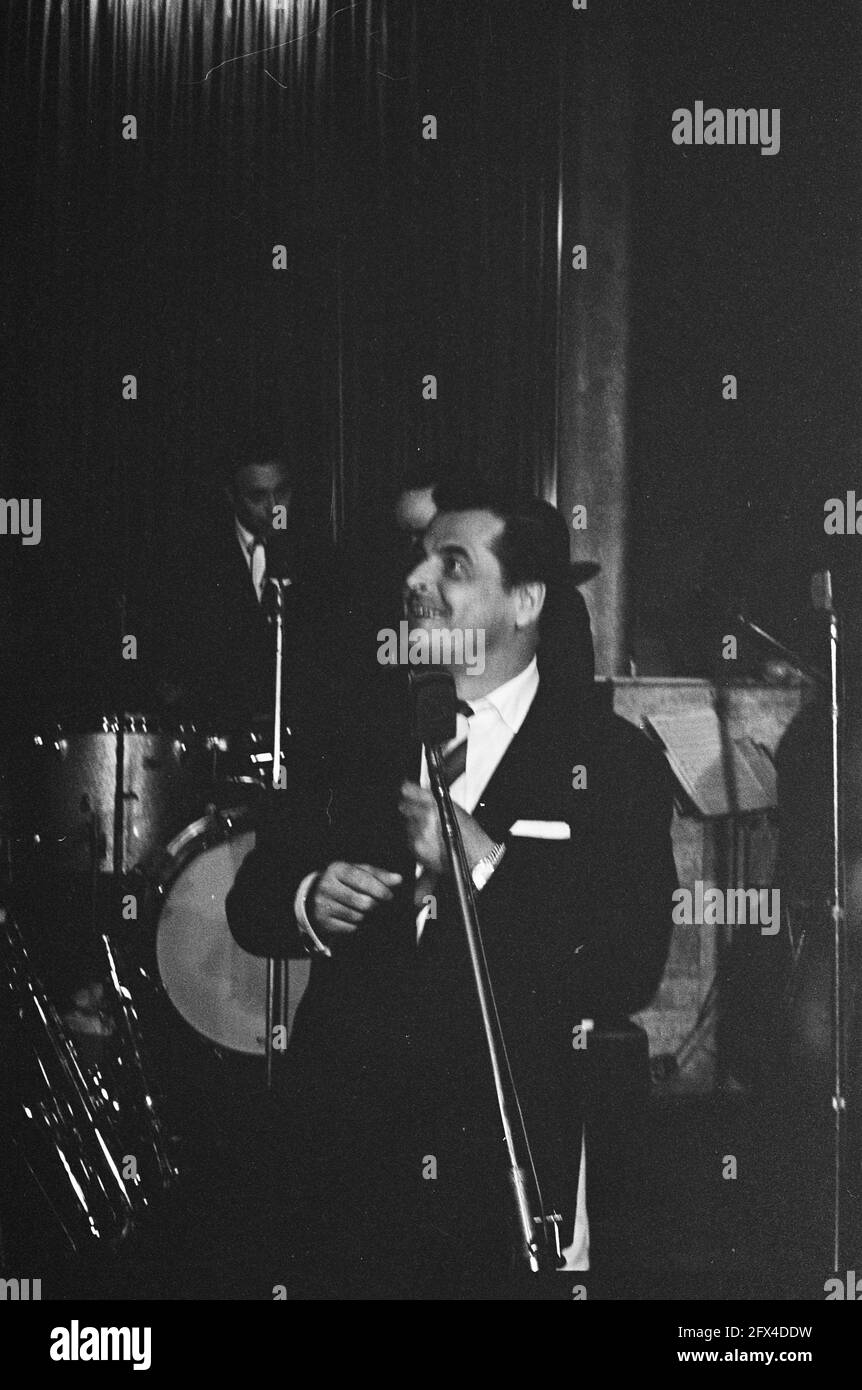 Le chanteur allemand Gerard Wendlang accepte le record d'or dans Casino, pour son Tanze mit mir dans den Morgen., 27 septembre 1962, records, masses, Musique, récompenses, pays-Bas, Agence de presse du XXe siècle photo, nouvelles à retenir, documentaire, photographie historique 1945-1990, histoires visuelles, L'histoire humaine du XXe siècle, immortaliser des moments dans le temps Banque D'Images