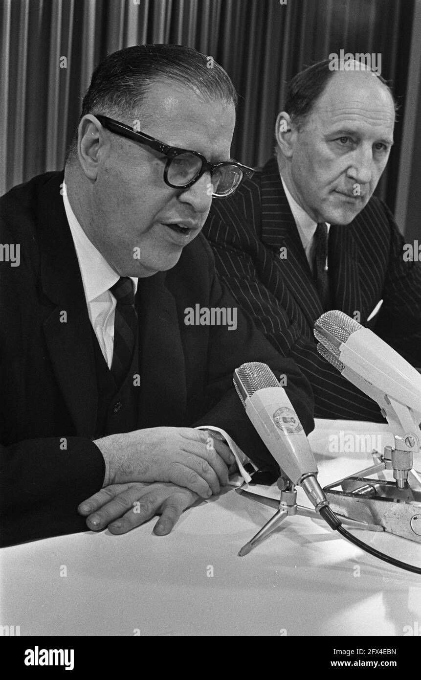 Arrivée du ministre israélien des Affaires étrangères Abba Eban à l'aéroport de Schiphol, le ministre de droite LUNs. Lors de la conférence de presse, le 26 mars 1968, arrivées, visites, Affaires étrangères, ministres, conférences de presse, aéroports, pays-Bas, agence de presse du xxe siècle photo, nouvelles à retenir, documentaire, photographie historique 1945-1990, histoires visuelles, L'histoire humaine du XXe siècle, immortaliser des moments dans le temps Banque D'Images