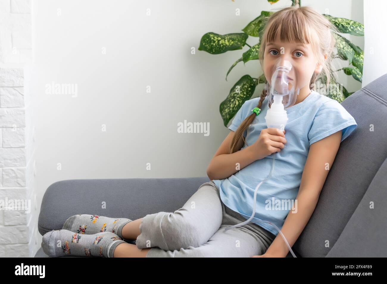 Petite fille faisant inhalation avec nébuliseur à la maison. Enfant asthme  inhalateur inhalation nébuliseur vapeur malade toux concept Photo Stock -  Alamy