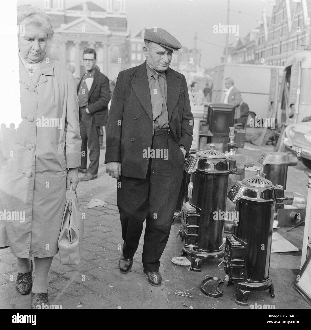 Poêles à pot sur la Waterlooplein, en attente des acheteurs, 5 octobre 1964, marchés, appareils de chauffage, Pays-Bas, Agence de presse du XXe siècle photo, nouvelles à retenir, documentaire, photographie historique 1945-1990, histoires visuelles, L'histoire humaine du XXe siècle, immortaliser des moments dans le temps Banque D'Images