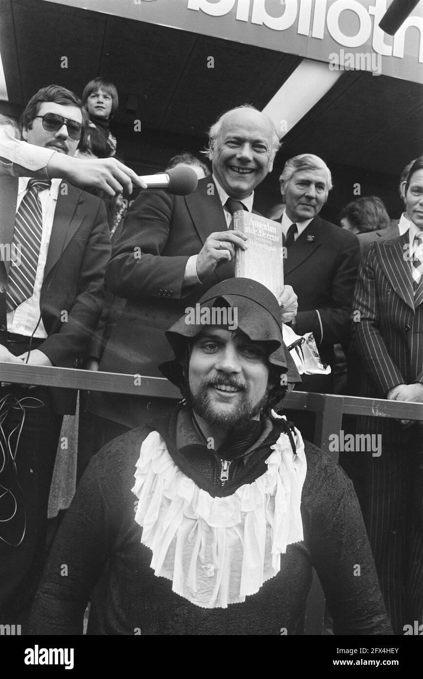 Le Premier ministre Den Uyl ouvre un nouveau bâtiment principal de la Fondation des bibliothèques publiques sur Prinsengracht; Den Uyl avec Hugo de Groot, 12 février 1977, ouvertures, pays-Bas, agence de presse du xxe siècle photo, nouvelles à retenir, documentaire, photographie historique 1945-1990, histoires visuelles, L'histoire humaine du XXe siècle, immortaliser des moments dans le temps Banque D'Images