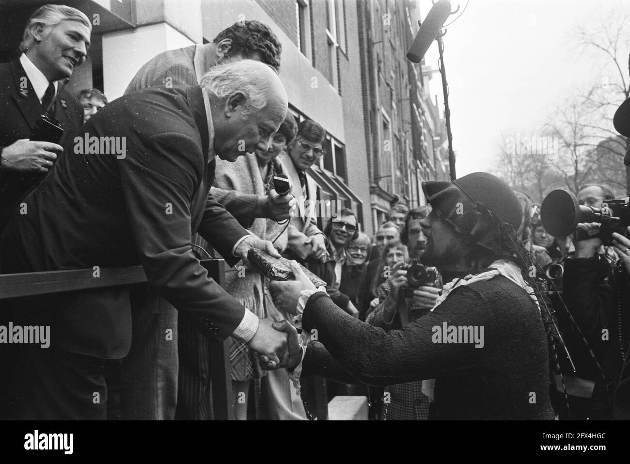 Le Premier ministre Den Uyl ouvre un nouveau bâtiment principal de la Fondation des bibliothèques publiques sur Prinsengracht; Den Uyl avec Hugo de Groot, 12 février 1977, ouvertures, pays-Bas, agence de presse du xxe siècle photo, nouvelles à retenir, documentaire, photographie historique 1945-1990, histoires visuelles, L'histoire humaine du XXe siècle, immortaliser des moments dans le temps Banque D'Images