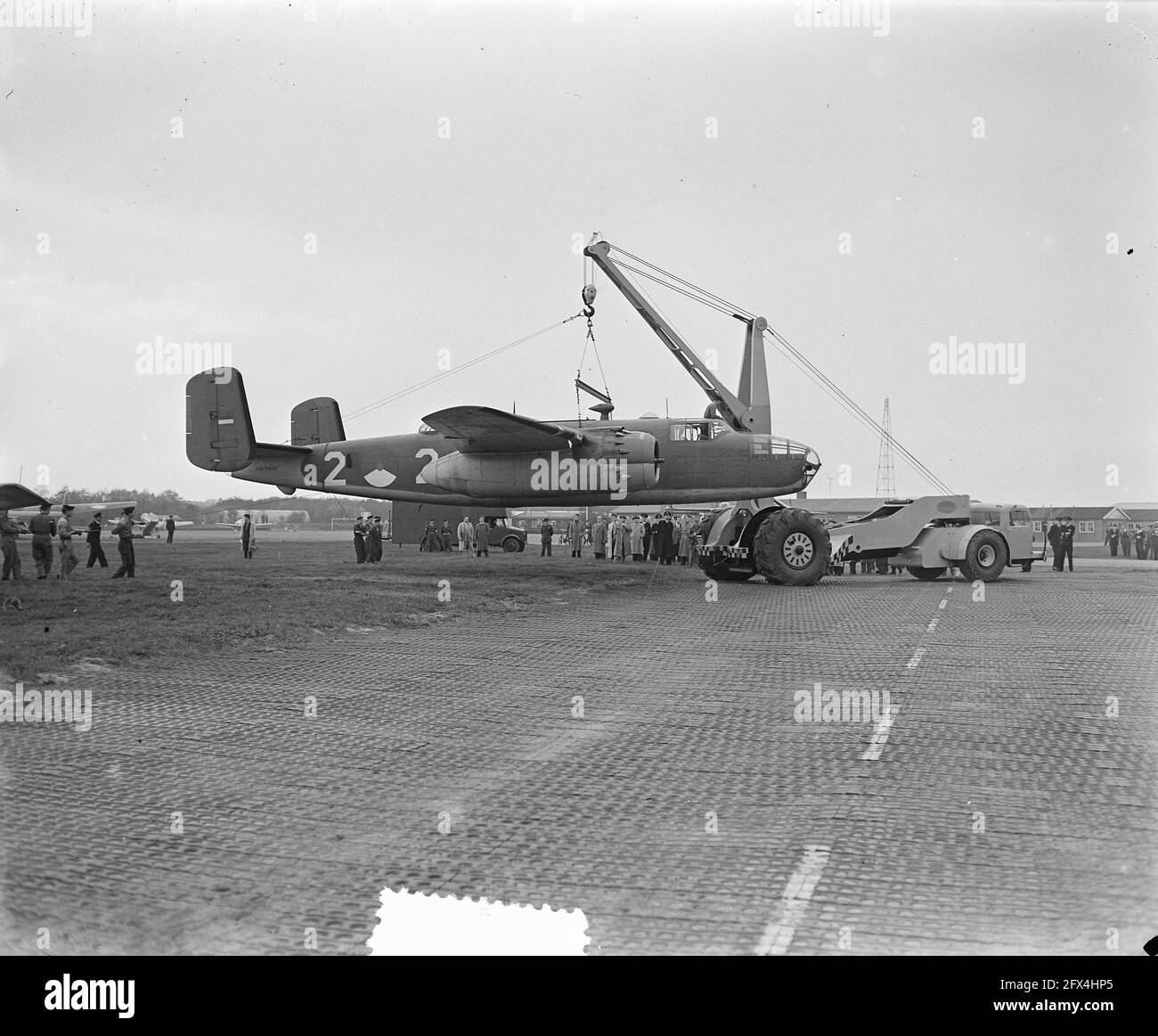 Camion grue pour avion Banque d'images noir et blanc - Alamy