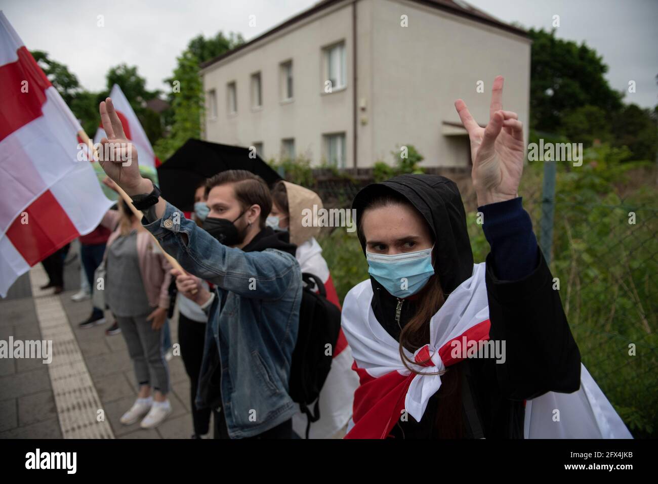 Varsovie, Varsovie, Pologne. 25 mai 2021. Une laoamne fait signe de victoire lors d'une manifestation de solidarité avec les prisonniers politiques biélorusses le 25 mai 2021 à Varsovie, en Pologne. Près d'une centaine de personnes se sont rassemblées à côté de l'ambassade du Bélarus pour réclamer la liberté des prisonniers politiques détenus en Biélorussie après l'arrestation de Roman Protasevich, un éminent journaliste de l'opposition biélorusse. Crédit: Aleksander Kalka/ZUMA Wire/Alay Live News Banque D'Images