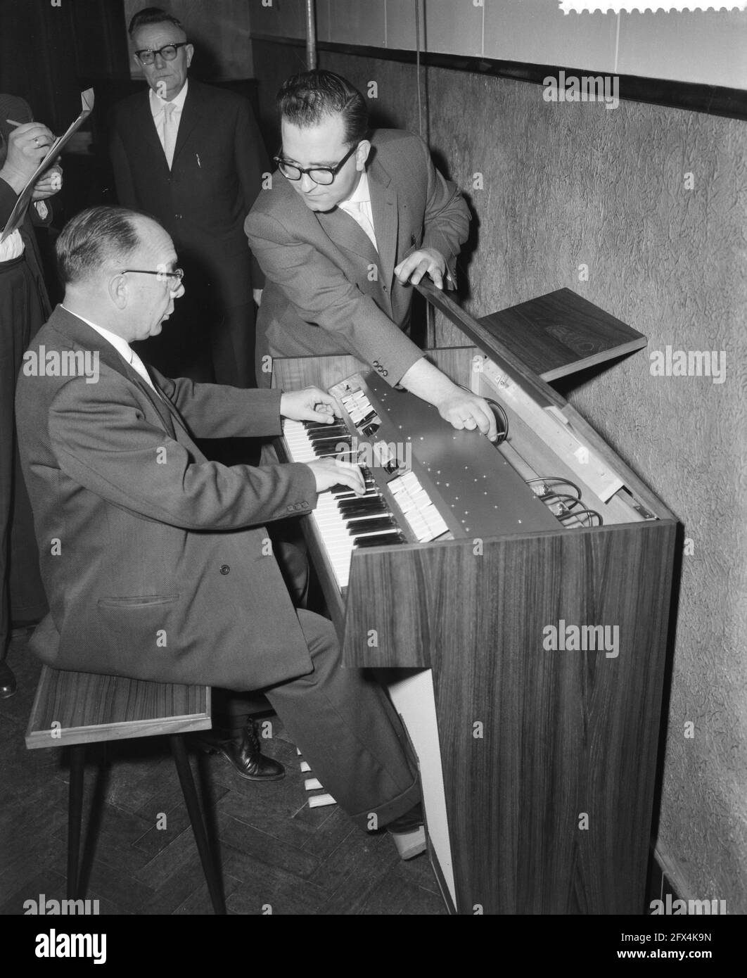 Démonstration d'un nouvel orgue électronique au designer de Bodegraven, Hans Versteegt explique, tandis que Pierre Palla joue, 29 novembre 1960, démonstrations, orgues, Pays-Bas, Agence de presse du XXe siècle photo, nouvelles à retenir, documentaire, photographie historique 1945-1990, histoires visuelles, L'histoire humaine du XXe siècle, immortaliser des moments dans le temps Banque D'Images