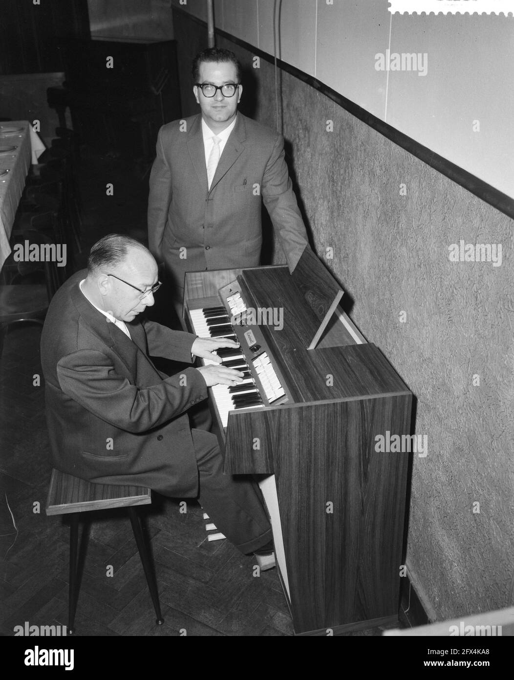 Démonstration d'un nouvel orgue électronique au designer de Bodegraven, Hans Versteegt explique, tandis que Pierre Palla joue, 29 novembre 1960, démonstrations, orgues, Pays-Bas, Agence de presse du XXe siècle photo, nouvelles à retenir, documentaire, photographie historique 1945-1990, histoires visuelles, L'histoire humaine du XXe siècle, immortaliser des moments dans le temps Banque D'Images