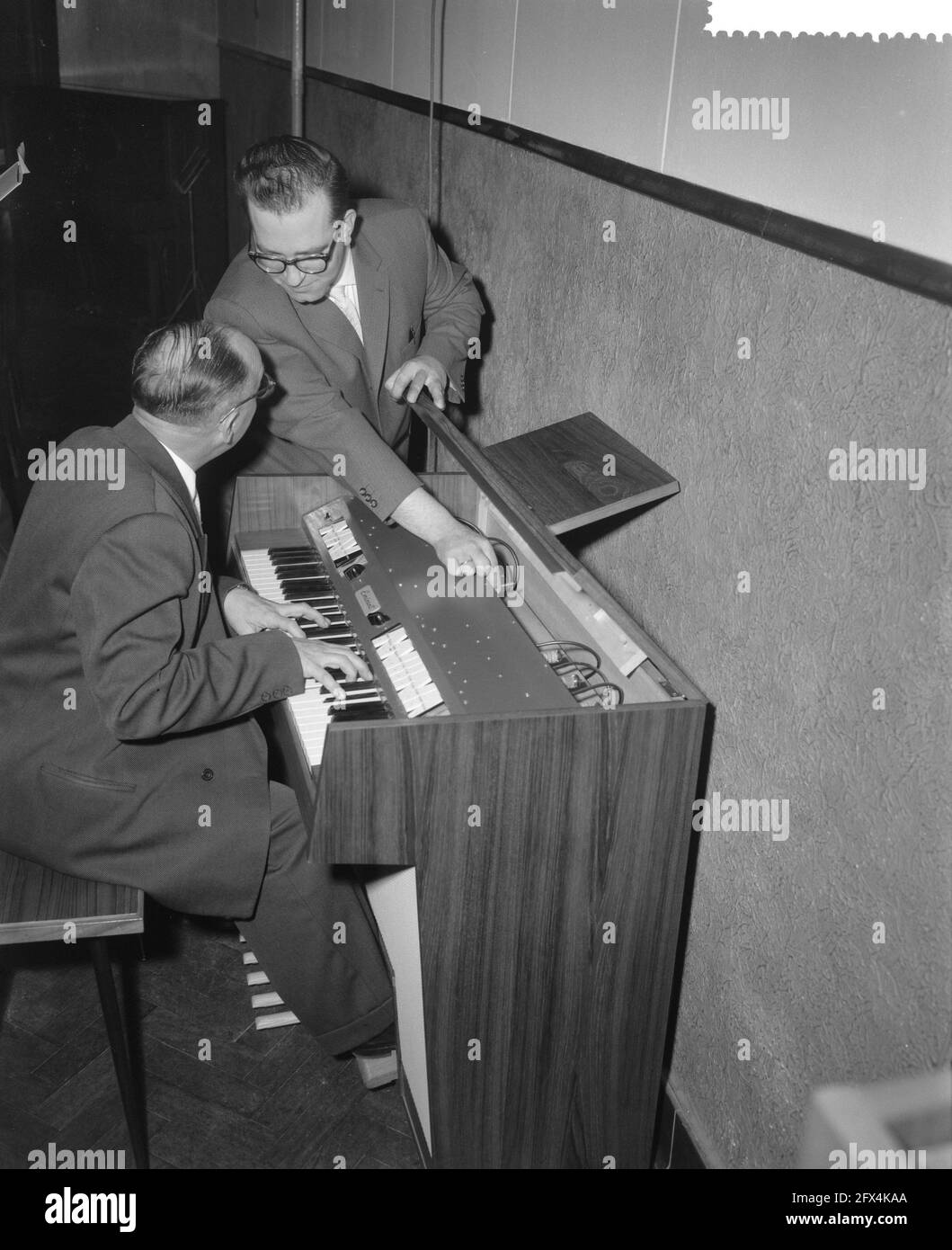Démonstration d'un nouvel orgue électronique à Bodegraven, le designer Hans Versteegt explique, tandis que Pierre Palla joue, 29 novembre 1960, démonstrations, orgues, pays-Bas, agence de presse du xxe siècle photo, nouvelles à retenir, documentaire, photographie historique 1945-1990, histoires visuelles, L'histoire humaine du XXe siècle, immortaliser des moments dans le temps Banque D'Images