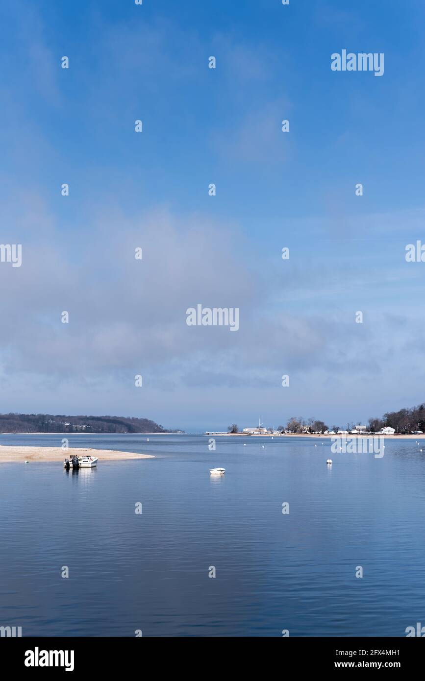 Port avec des bateaux et le ciel par un matin clair, Cold Spring Harbor NY Banque D'Images