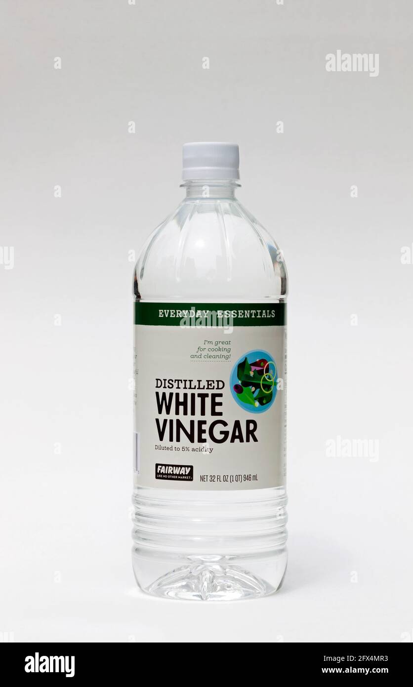 Vinaigre blanc distillé dans une bouteille. Banque D'Images