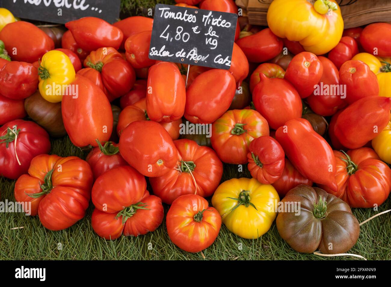 Quelques tomates sur le marché, en France Banque D'Images