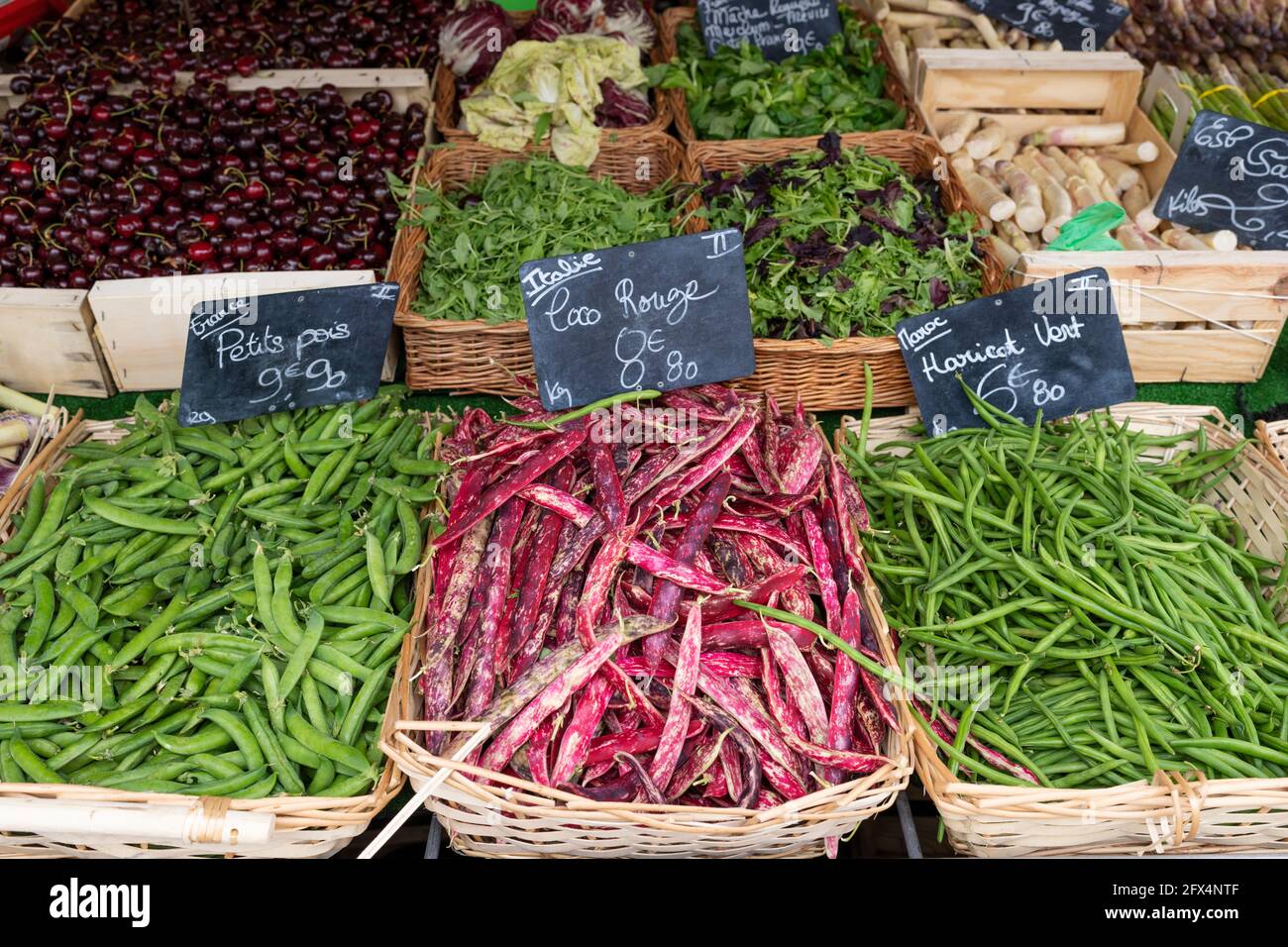 haricots rouges et haricots verts sur le marché français Banque D'Images