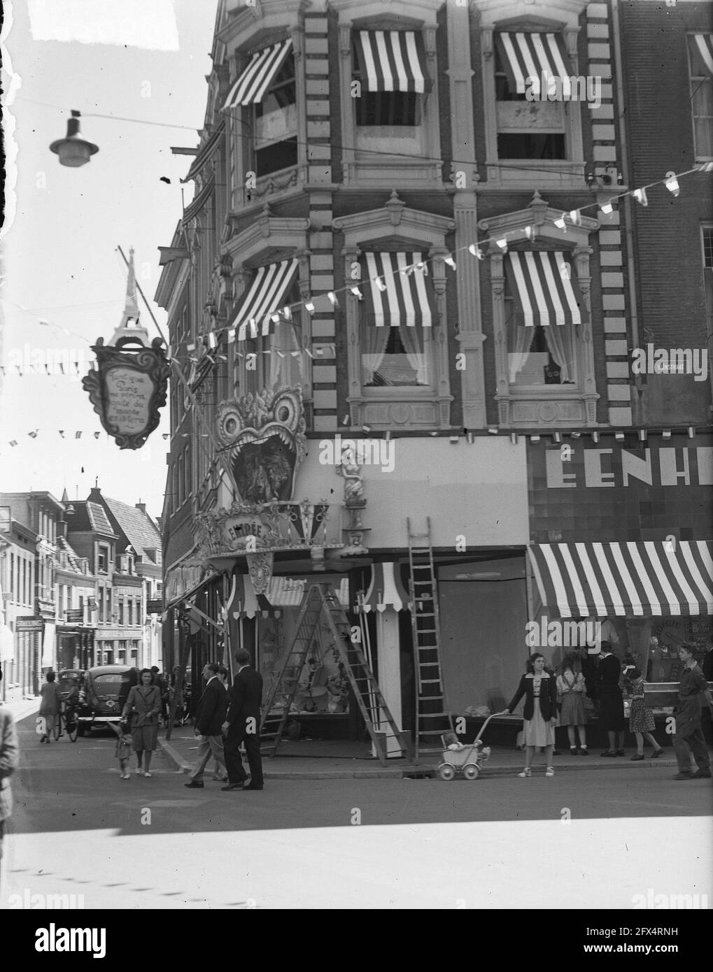 Événement Paris à Arnhem. Façade décorée mur de HEMA, 31 mai 1950, événements, pays-Bas, agence de presse du xxe siècle photo, nouvelles à retenir, documentaire, photographie historique 1945-1990, histoires visuelles, L'histoire humaine du XXe siècle, immortaliser des moments dans le temps Banque D'Images