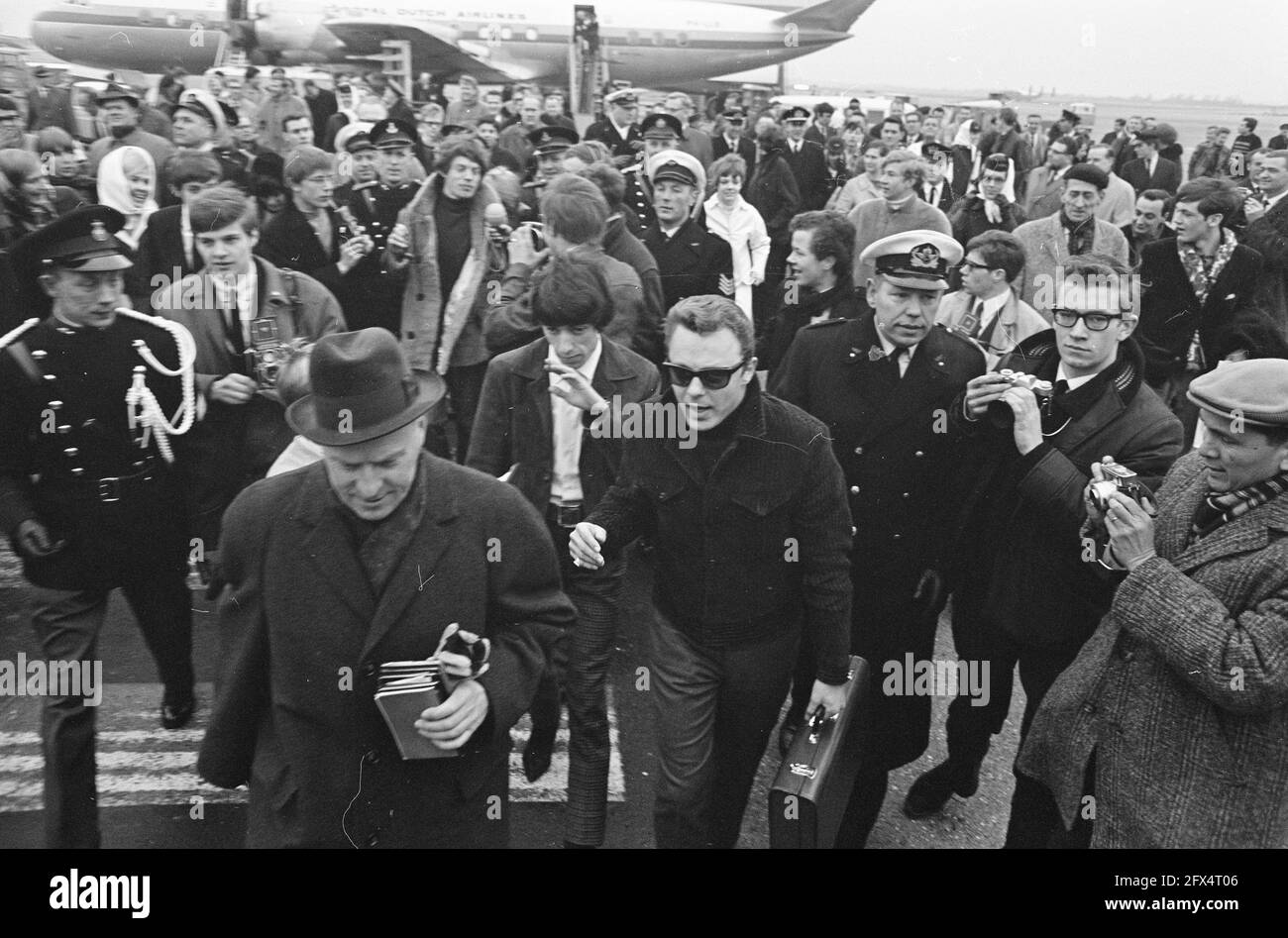 Arrivée Rolling Stones à l'aéroport de Schiphol, 26 mars 1966, arrivées, pays-Bas, agence de presse du xxe siècle photo, nouvelles à retenir, documentaire, photographie historique 1945-1990, histoires visuelles, L'histoire humaine du XXe siècle, immortaliser des moments dans le temps Banque D'Images